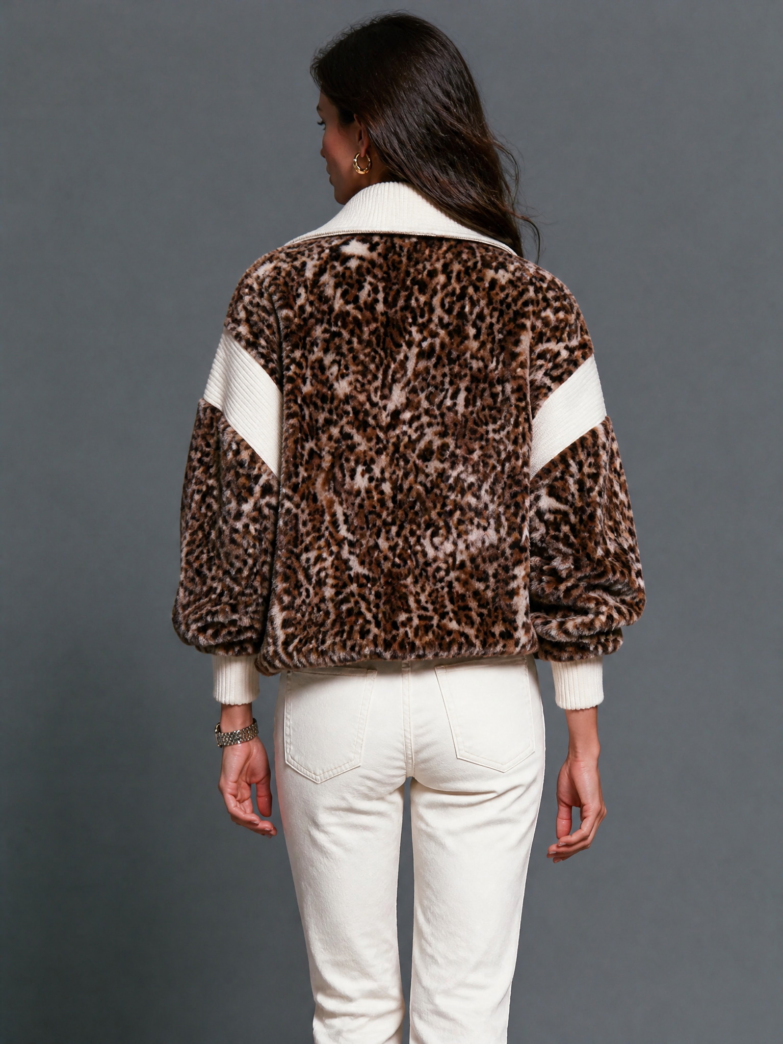 Women’s Elegant Long-sleeve Knit Top Featuring A Plush Leopard-print Panel And A Half-zip Collar